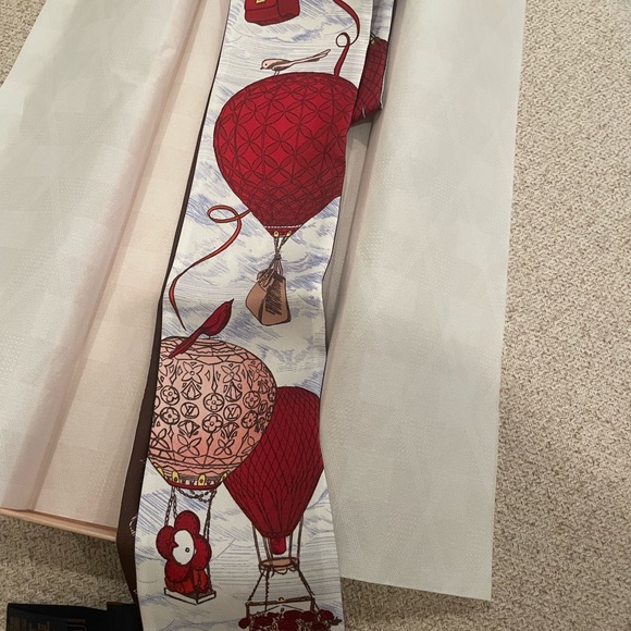 Louis Vuitton bandeau scarf - new in box! - Picture 6 of 9